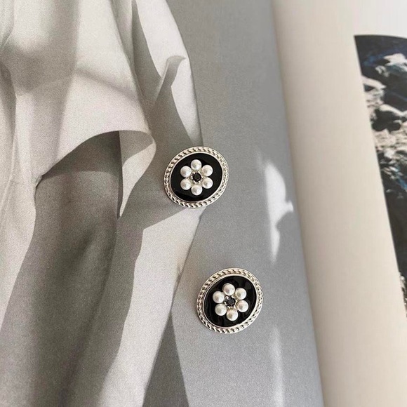 Flower earrings, flower studs, minimal studs earrings, black enamel studs - Picture 4 of 6